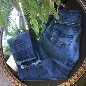 Dark wash jeans/jeggings; ripped knees & raw hem